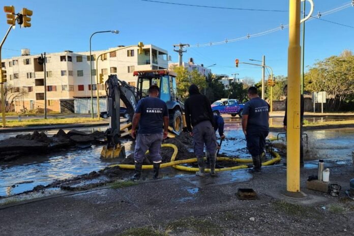 Rotura de caño afecta provisión de agua en varios barrios | La Gaceta ...