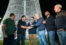 El encendido del Árbol de Tus Sueños reunió a familias, emprendedores y artistas en Juana Koslay