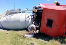 Un hombre lesionado tras el vuelco de un camión en la rotonda de avenida Circunvalación Sur y Autopista 55