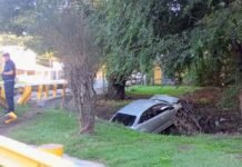 Un auto cayó en un canal en Juana Koslay y el conductor dio positivo en el alcotest