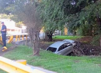 Un auto cayó en un canal en Juana Koslay y el conductor dio positivo en el alcotest