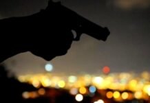 Un hombre atacó a tiros a dos hermanos en la puerta de su casa y se dio a la fuga