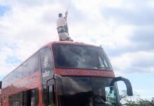 Dique Piscu Yaco: dos personas se tiraron en tirolesa y chocaron contra un colectivo