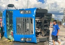 Volcó un camión que transportaba cerveza y en minutos fue saqueado