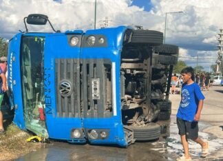 Volcó un camión que transportaba cerveza y en minutos fue saqueado