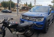 Un joven de 21 años chocó contra una Amarok mientras escapaba de la Policía