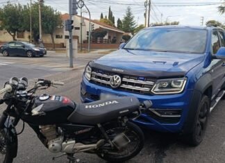 Un joven de 21 años chocó contra una Amarok mientras escapaba de la Policía