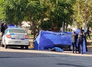 Plaza Independencia: un hombre falleció tras sufrir una descompensación mientras conducía un automóvil