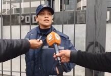 Polémica por prisión preventiva dictada a un policía. Su esposa se encadenó al Poder Judicial