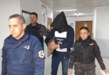 Le otorgaron la prisión domiciliaria al policĆa imputado por la golpiza a Brian ArĆ©valo