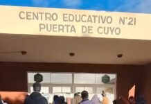Reclamo en el Centro N° 21: familias de sordos piden la vuelta de la doble jornada, pero Educación cuestionó la modalidad de la protesta