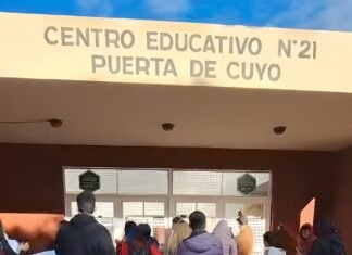 Reclamo en el Centro N° 21: familias de sordos piden la vuelta de la doble jornada, pero Educación cuestionó la modalidad de la protesta