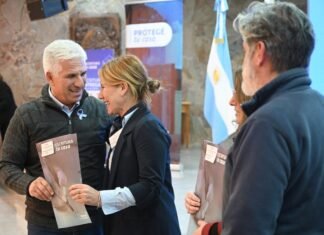 Poggi entregó escrituras, decretos de readjudicación y actas de protección de vivienda