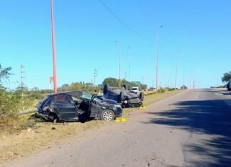 Un Peugeot 207 y un Volkswagen Polo chocaron y uno de los vehículos volcó en la avenida José Santos Ortiz