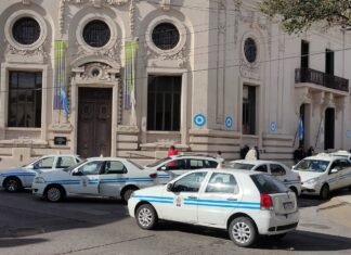 Taxistas paralizaron parte del microcentro para seguir reclamando que se regulen plataformas como Uber