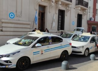 Funcionarias municipales recibieron a taxistas tras la protesta en el microcentro