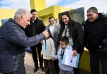 Poggi entregó viviendas en Fortuna, anunció nuevas adjudicaciones en Bagual e inauguró obras durante una gira por el sur provincial