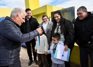 Poggi entregó viviendas en Fortuna, anunció nuevas adjudicaciones en Bagual e inauguró obras durante una gira por el sur provincial