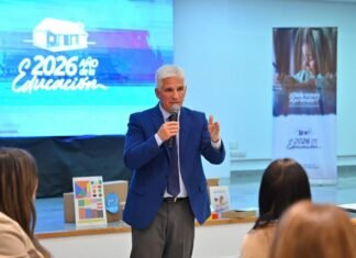 Poggi se reunió con docentes, destacó mejoras en alfabetización y promulgó la ley del programa de matemáticas