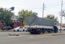 Una ciclista de 74 años sufrió graves heridas tras ser embestida por un camión en Av. Lafinur