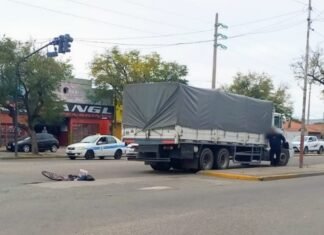 Una ciclista de 74 años sufrió graves heridas tras ser embestida por un camión en Av. Lafinur