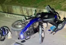 Un motociclista sufrió fractura de cráneo tras caer en un canal de desagüe