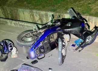 Un motociclista sufrió fractura de cráneo tras caer en un canal de desagüe