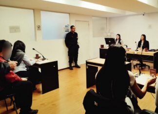Prisión domiciliaria y dispositivo dual para el policía investigado por agredir y amenazar con armas a su pareja