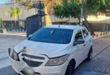 Estaba borracho, manejaba en contramano por el centro y chocó contra un auto estacionado