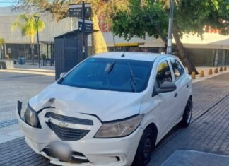 Estaba borracho, manejaba en contramano por el centro y chocó contra un auto estacionado