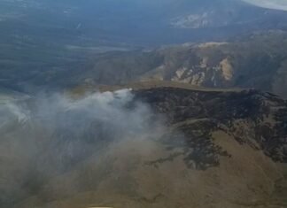 Incendio en el Filo de Merlo afecta 15 hectáreas y trasladan bomberos en helicóptero